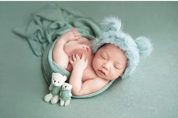 реквизит за снимки на новородени, вязаная шапка от кожа заек и кукла-мечка.